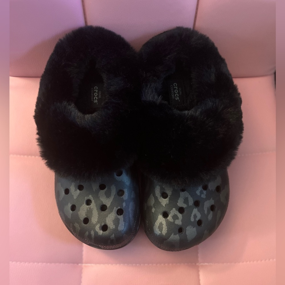 Dual comfort fuzzy crocs